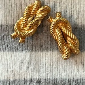 Beautiful Gold tone clip/on knotted earrings!